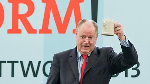 Prost! Peer Steinbrück mag Bierzelt-Auftritte offensichtlich.