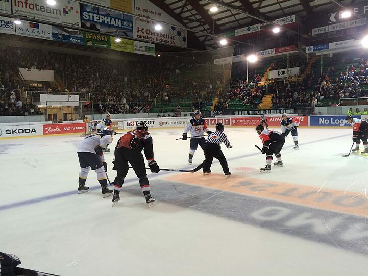 Der EHC Red Bull München bei seinem Spiel in der Champions League bei Fribourg-Gottéron.