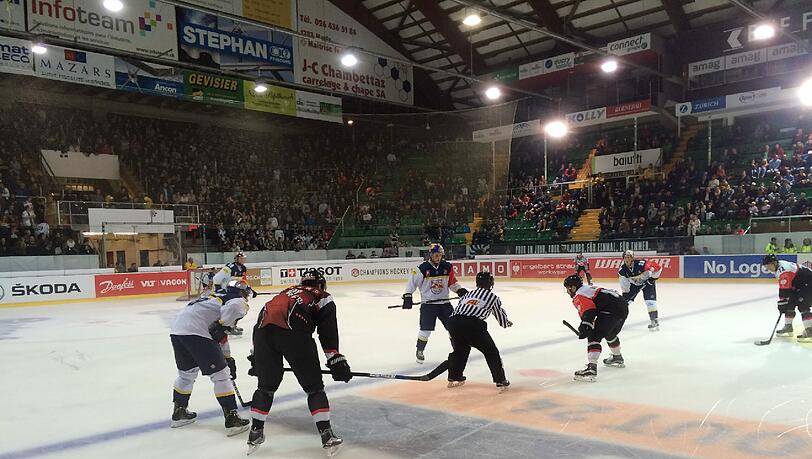 Der EHC Red Bull München bei seinem Spiel in der Champions League bei Fribourg-Gottéron.