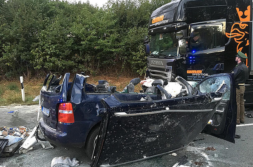 Bei dem Crash wurde der VW Touran komplett zerstört. Die Bilder von der Unfallstelle.