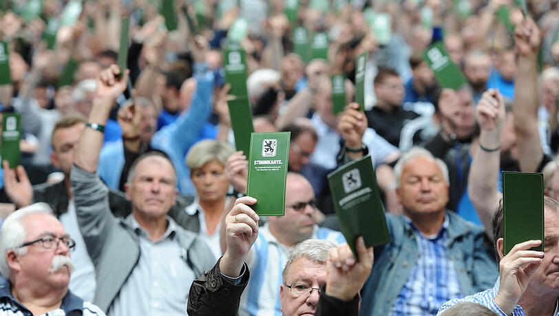 Stimmen über die Zukunft ihres Vereins ab: Löwen-Mitglieder auf der Versammlung im Juni 2016. Am Sonntag steht die nächste Wahl an. Stimmen über die Zukunft ihres Vereins ab: Löwen-Mitglieder auf der Versammlung im Juni 2016. Am Sonntag steht die nächste Wahl an.