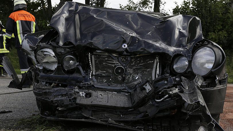 Beide Autos sind stark demoliert - die Front jeweils komplett zerstört. Die Bilder vom Unfall auf der B12.