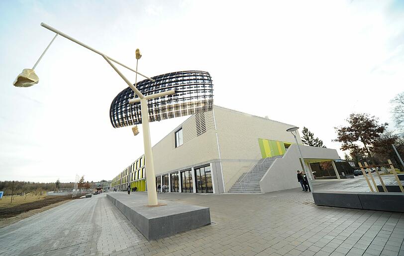 Das neue Truderinger Gymnasium bietet viel Platz, Licht und Farbe. Stadtschulrat Rainer Schweppe kann hier zum ersten Mal sein "Lernhaus-Konzept umsetzen.