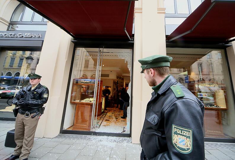 Überfall in der Maximilianstraße auf den Juwelier "Chopard". Die Ermittlungen dauern noch an.