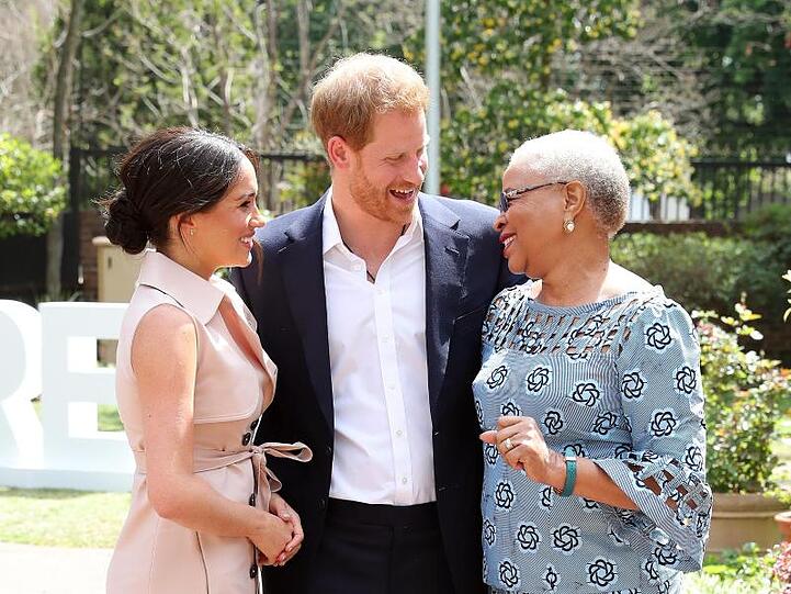 Prinz Harry (M) und seine Frau Meghan (l) treffen am letzten Tag ihrer Afrikareise Graca Machel (r), die Witwe des früheren südafrikanischen Präsidenten Nelson Mandela.