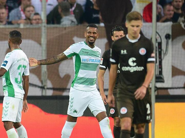 Fürths Daniel Keita-Ruel (M) jubelt nach seinem Treffer zum 0:2. Foto: Daniel Bockwoldt