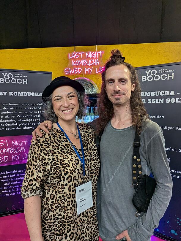 Irina Zechadse und Brahm Vaccarella. Er ist Amerikaner und trinkt schon lange Kombucha – in Deutschland ist der Trend noch nicht so verbreitet wie in seiner Heimat. Irina Zechadse und Brahm Vaccarella. Er ist Amerikaner und trinkt schon lange Kombucha – in Deutschland ist der Trend noch nicht so verbreitet wie in seiner Heimat.