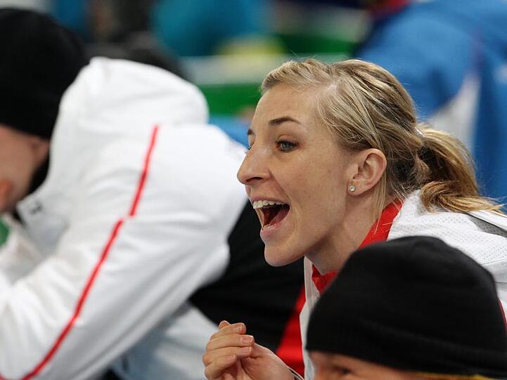 Anni Friesinger-Postma feuert Stephanie Beckert im 5000-m-Rennen an.