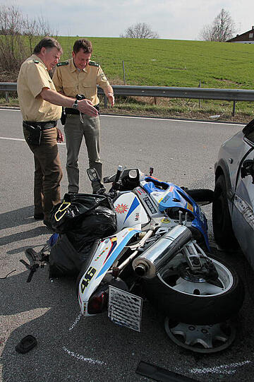 Ein 67-jähriger Rentner nimmt einem Motorradfahrer die Vorfahrt. Der wird schwer verletzt.