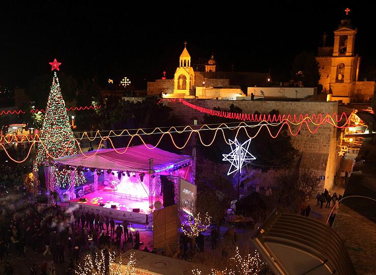 In Bethlehem ist die Stadt hell erleuchtet an Heilig Abend. Die Gläubigen feiern am Geburtsort von Jesus Christus.