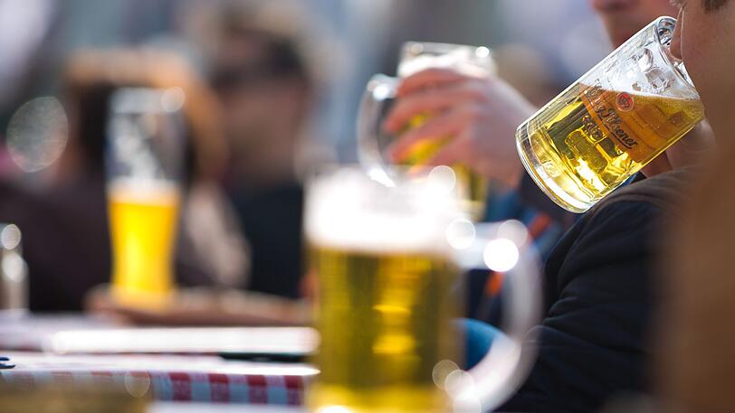 Wer in der Woche das ein oder andere Bier trinkt, steigert seine Fruchtbarkeit. Das besagt zumindest eine aktuelle Studie aus Italien. (Archivbild)