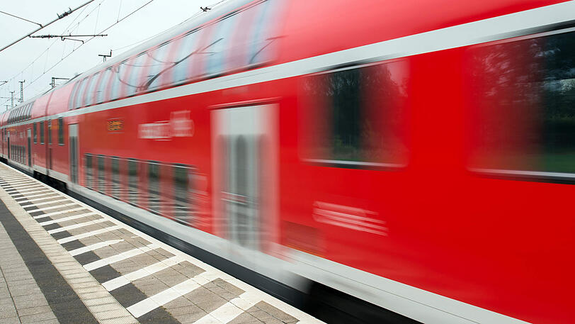 Das Mädchen wurde in einem Regionalexpress nach München sexuell belästigt. (Symbolbild)