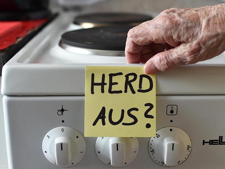 Ein Klebezettel mit dem Schriftzug "Herd aus?" klebt an einem Herd neben den Drehknöpfen. Foto: Jens Kalaene/Archiv Ein Klebezettel mit dem Schriftzug "Herd aus?" klebt an einem Herd neben den Drehknöpfen. Foto: Jens Kalaene/Archiv