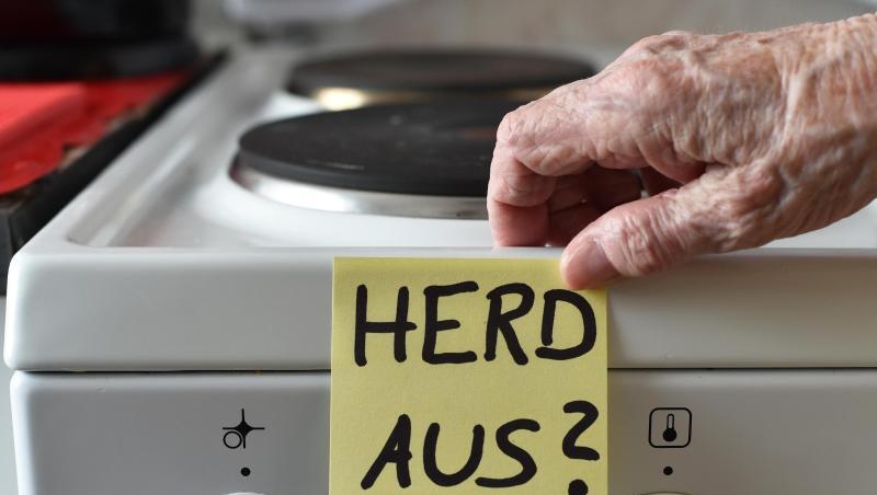 Ein Klebezettel mit dem Schriftzug "Herd aus?" klebt an einem Herd neben den Drehknöpfen. Foto: Jens Kalaene/Archiv Ein Klebezettel mit dem Schriftzug "Herd aus?" klebt an einem Herd neben den Drehknöpfen. Foto: Jens Kalaene/Archiv