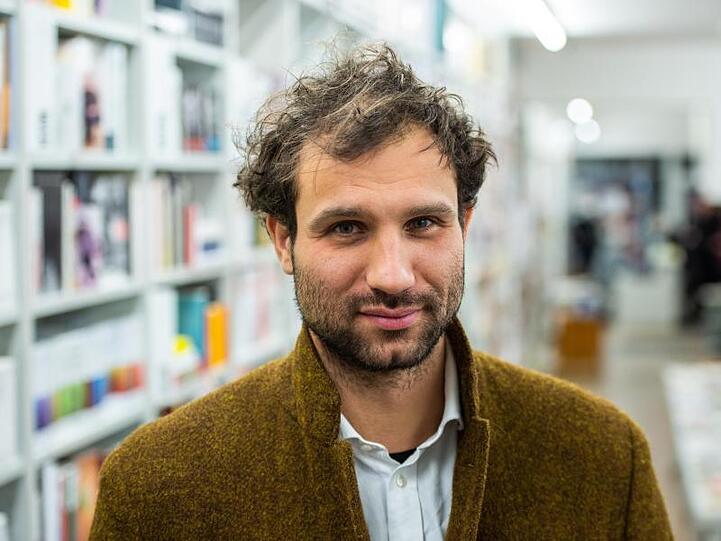 Der Autor Takis Würger, Autor des umstrittenen Romans "Stella", sucht eine Wohnung in New York.