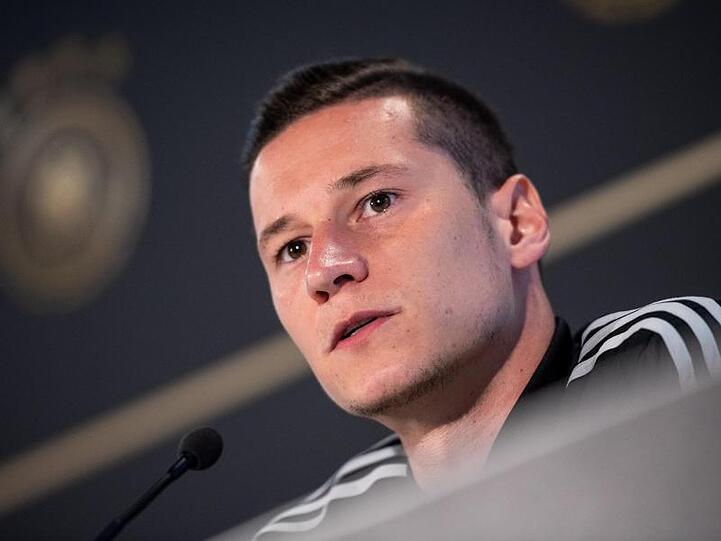 Julian Draxler spricht bei der Pressekonferenz in Venlo.