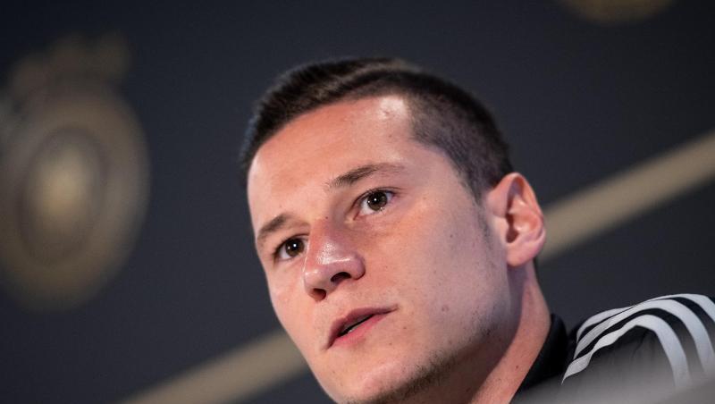 Julian Draxler spricht bei der Pressekonferenz in Venlo. Julian Draxler spricht bei der Pressekonferenz in Venlo.