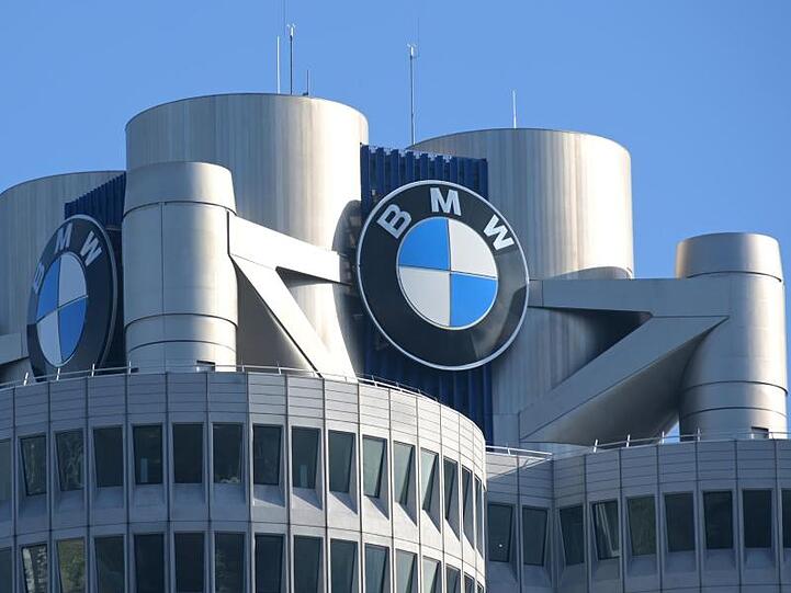 Das BMW-Logo auf dem Firmensitz des Automobilherstellers in München. Foto: Tobias Hase/dpa/Archivbild