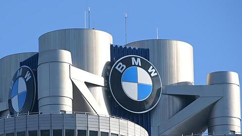 Das BMW-Logo auf dem Firmensitz des Automobilherstellers in München. Foto: Tobias Hase/dpa/Archivbild