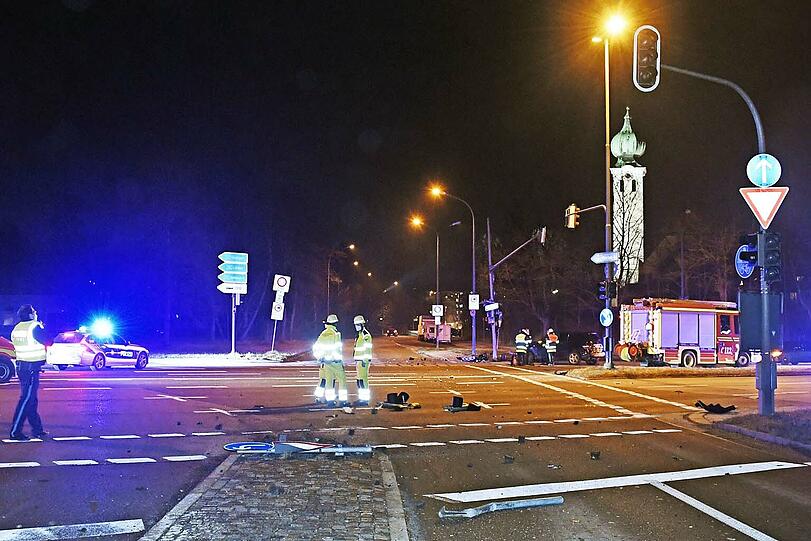 Der Unfallfahrer zog sich nur leichte Verletzungen zu und konnte seinen Wagen selbständig verlassen.