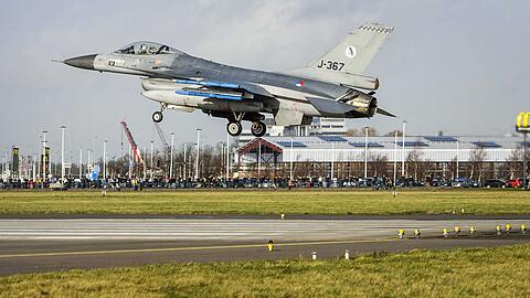Ein F-16-Kampfjet der niederländischen Luftwaffe landet während einer Militärübung auf dem Flughafen Schiphol. Die Niederlande und Dänemark wollen Jets dieser Art an die Ukraine liefern.