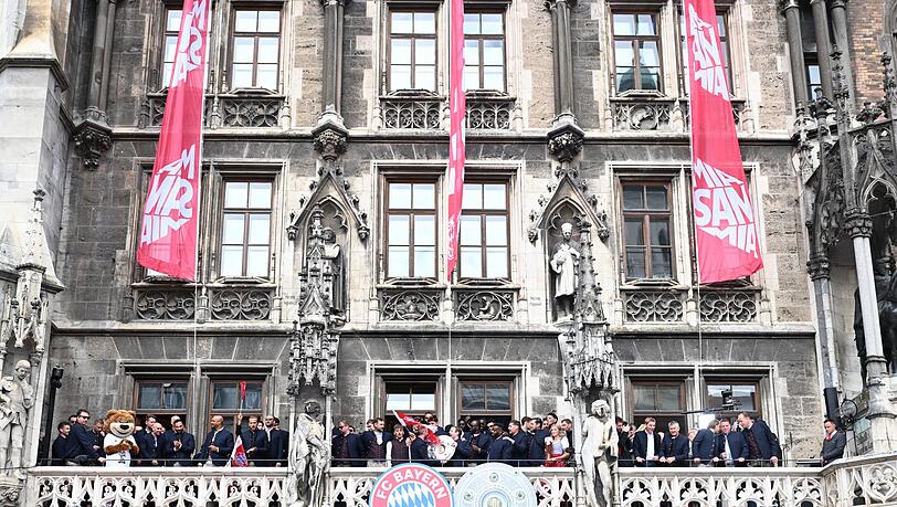 Die Bayern-Stars feiern auf dem Rathaus-Balkon.