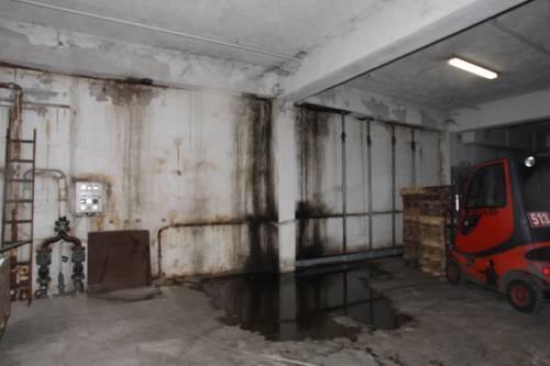 Das Wasser läuft in viele alte Keller. Sie müssen aus statischen Gründen abgestützt werden, weil oben Laster drüber fahren.