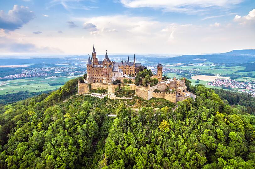 In vergangene Zeiten reisen - das kann man bei einem Besuch der vielen Schlösser und Burgen in Deutschland. Von imposanten Ritterburgen bis hin zu traumhaften Märchenschlössern, wir zeigen Ihnen die schönsten Bauwerke in der Galerie. In vergangene Zeiten reisen - das kann man bei einem Besuch der vielen Schlösser und Burgen in Deutschland. Von imposanten Ritterburgen bis hin zu traumhaften Märchenschlössern, wir zeigen Ihnen die schönsten Bauwerke in der Galerie.