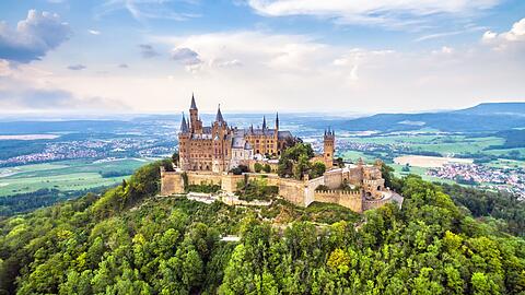 In vergangene Zeiten reisen - das kann man bei einem Besuch der vielen Schl&ouml;sser und Burgen in Deutschland. Von imposanten Ritterburgen bis hin zu traumhaften M&auml;rchenschl&ouml;ssern, wir zeigen Ihnen die sch&ouml;nsten Bauwerke in der Galerie.