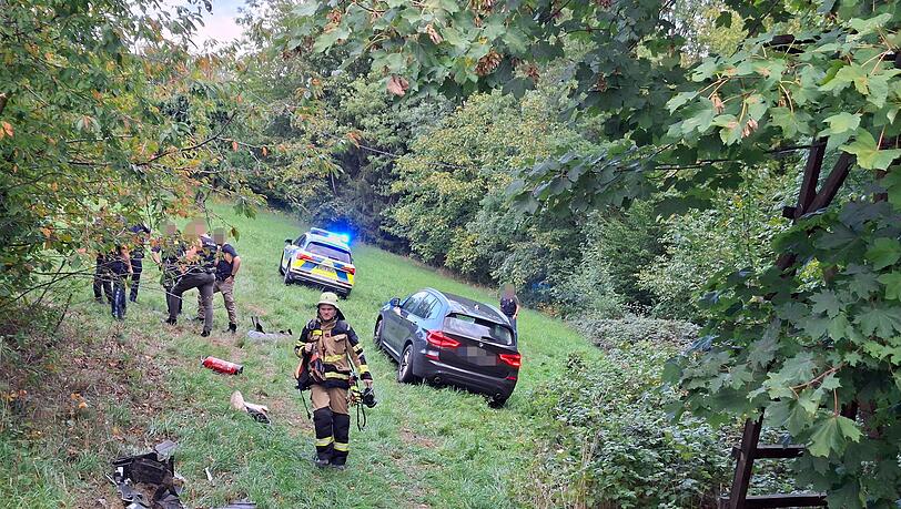 Nachdem er von der Stra&szlig;e abgekommen war, nahmen die Polizisten den Jugendlichen fest.