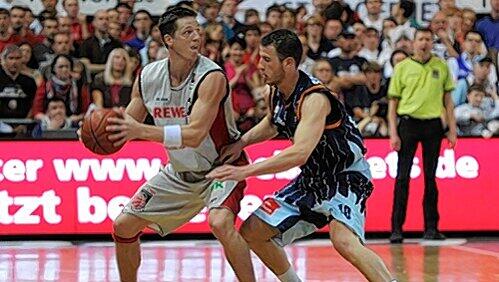 Im Playoff-Viertelfinale noch Gegner, in der kommenden Saison Teamkollegen: Bambergs Topstar Casey Jacobsen und der Noch-Bremerhavener Philipp Schwethelm (rechts). Im Playoff-Viertelfinale noch Gegner, in der kommenden Saison Teamkollegen: Bambergs Topstar Casey Jacobsen und der Noch-Bremerhavener Philipp Schwethelm (rechts).