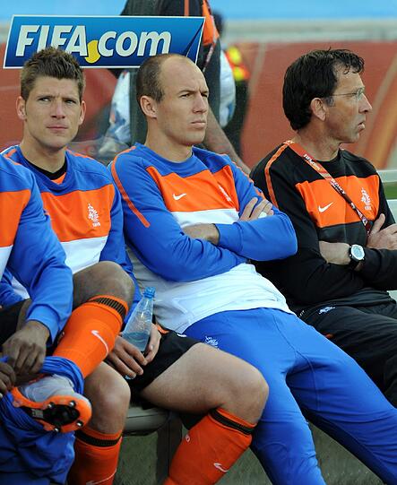 Doch Robben wurde schnell wieder vermeintlich fit, was später noch für reichlich Diskussionsstoff sorgen sollte und konnte sich seinen Traum von der WM-Teilnahme erfüllen. Zwar nahm er zunächst auf der Bank Platz, wurde aber im Gruppenspiel der Niederländer gegen Kamerun erstmals eingewechselt.