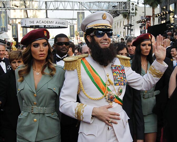Die Augen auf sich zogen auch seine beiden sexy Begleiterinnen im Guerilla-Outfit...