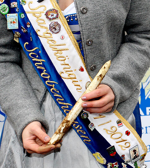 Spargelkönigin Daniela Kögler hat am Mittwoch auf dem Viktualienmarkt gemeinsam mit dem bayerischen Landwirtschaftsminister Brunner die Spargelsaison eröffnet. Spargel ist die flächenmäßig bedeutendste Gemüsekultur in Bayern. Bayerischer Spargel kostet zwischen sieben und neun Euro pro Kilogramm. Die wichtigsten Anbaugebiete in Bayern sind Franken, die Region um das schwaebische Schrobenhausen sowie um Abensberg in Niederbayern. Sehen Sie hier die Bilder vom Viktualienmarkt.