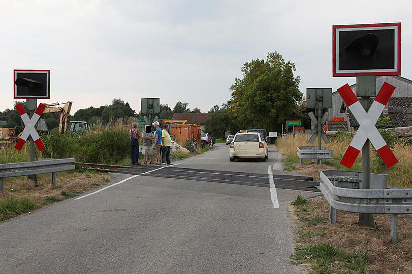 Bei einem schweren Unfall mit einem Regionalzug ist am Mittwochmorgen eine junge Autofahrerin ums Leben gekommen.
