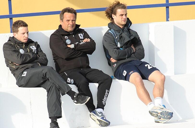 Yannick Stark beobachtet den Test gegen Videoton von der Tribüne aus.