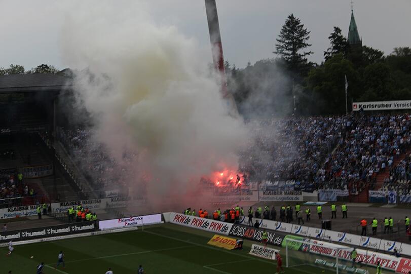 Die Bilder von der Pyro-Show der Löwen-Fans in Karlsruhe