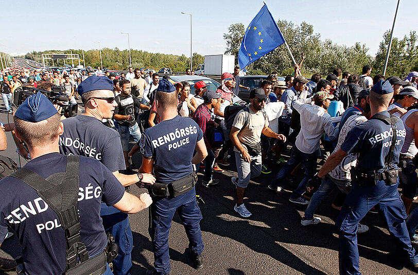 170 Kilometer Fußmarsch haben die Flüchtlinge von Budapest bis zur österreichischen Staatsgrente vor sich.