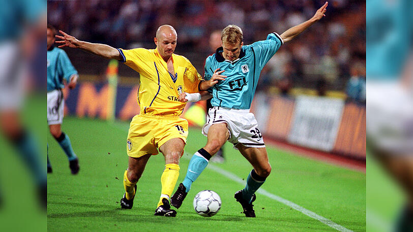 Legendär: In der Champions-League-Qualifikation gegen Leeds United am 23. August 2000 liefert sich Bierofka einen erbitterten Zweikampf mit Danny Mills. Trotzdem müssen sich die Löwen den Engländern 0:1 geschlagen geben.