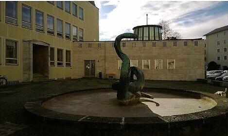 Sollen bleiben: Der Schlangenbrunnen und Laternenbau.