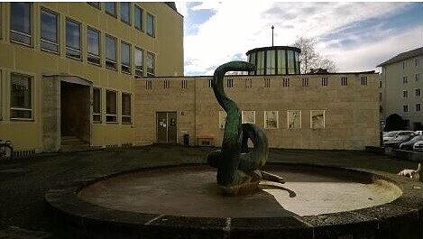 Sollen bleiben: Der Schlangenbrunnen und Laternenbau. Sollen bleiben: Der Schlangenbrunnen und Laternenbau.