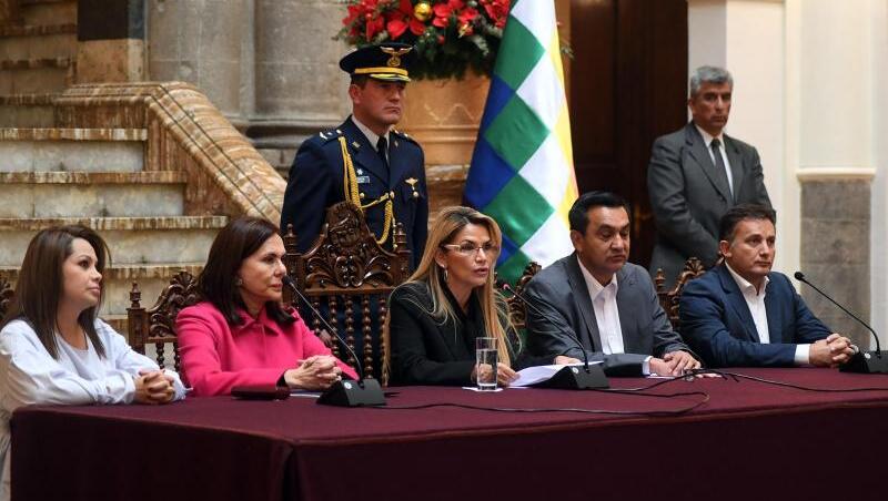 Jeanine Anez (M), Interimspräsidentin von Bolivien, während einer Ankündigung.