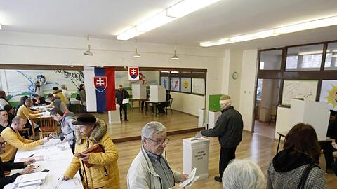 In der Slowakei hat die mit Spannung erwartete Parlamentswahl begonnen.