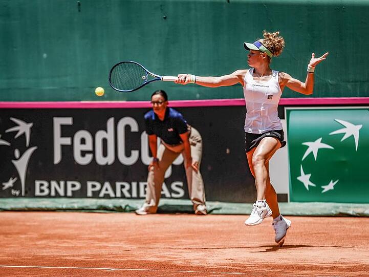 Laura Siegemund hat ihr Fed Cup-Auftakt-Einzel gegen Teliana Pereira mit 6:3 und 6:3 gewonnen.