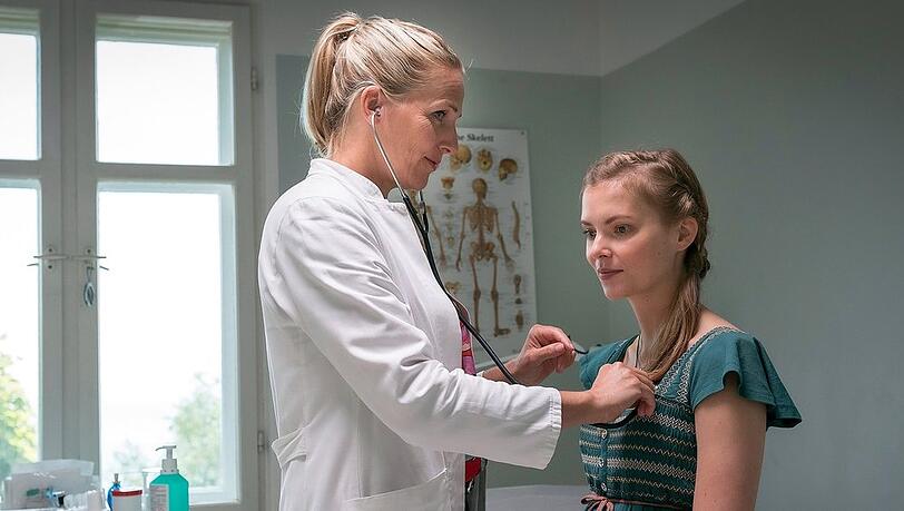 "Praxis mit Meerblick: Herzklopfen": Nora Kaminski (Tanja Wedhorn, l.) untersucht die schwangere Tamara (Maike Jüttendonk).