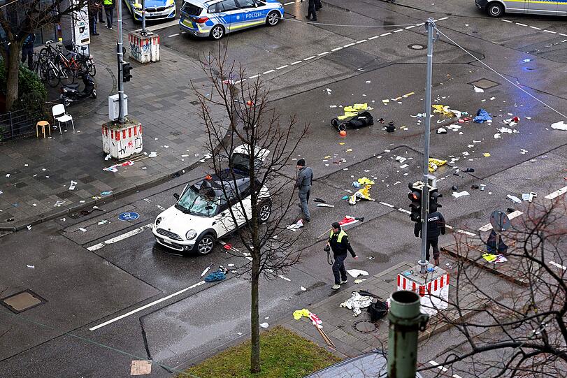 Spur der Verwüstung, nachdem ein Mann am Donnerstagmorgen mit einem Mini Cooper mit über 50 Stundenkilometern in einen Demozug der Gewerkschaft Verdi gefahren ist.