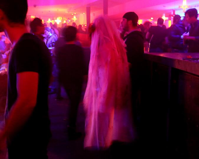 Wilde Kostüme, gruselige Wunden, spitze Zähne: So wild feierte München "Europas größte Halloween-Party" in der Kultfabrik!