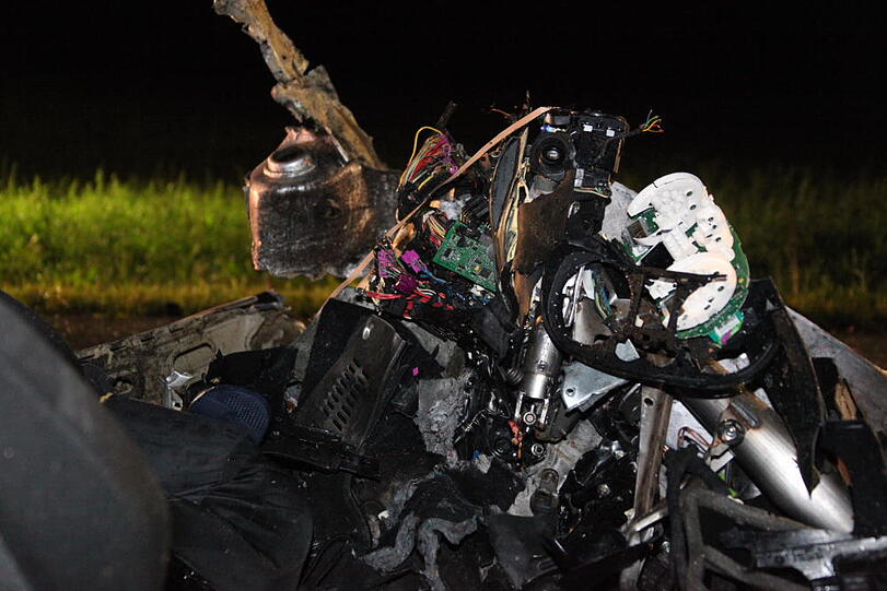 Ein 33-Jähriger ist in Unterreith bei Mühldorf mit seinem Wagen aus einer Kurve geflogen und gegen einen Baum geprallt. Der Fahrer war sofort tot. Am Unfallort wurde eine Bierflasche gefunden, die offenbar aus dem Auto geschleudert worden war. Die Bilder...