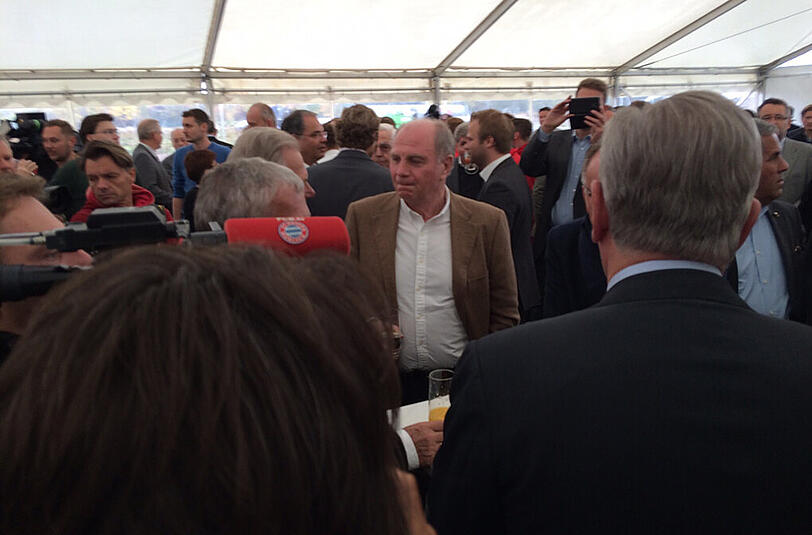 Gute Laune bei Uli Hoeneß: Die Bilder von der Grundsteinlegung für das Nachwuchsleistungszentrum am Freitag.