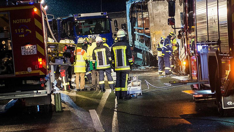 Im Kleinlaster verbrennen zwei Menschen nach dem Auffahrufall auf der A6. Die Bilder der Nacht.